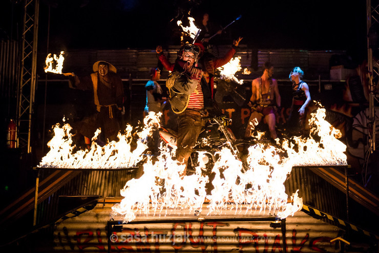 The Stockholm Syndrome / Stockholmski sindrom @ Street theatre, Festival Lent, Maribor (Slovenia), 2016 <em>Photo: © Saša Huzjak</em>