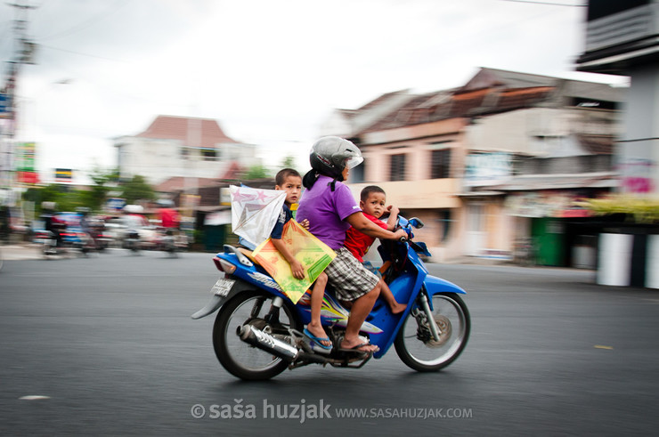 Boys with mother on a motorbike @ Yogyakarta, Java, Indonesia, 2012 <em>Photo: © Saša Huzjak</em>